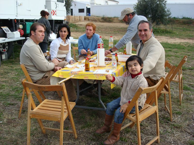 Comida familiar en el campo